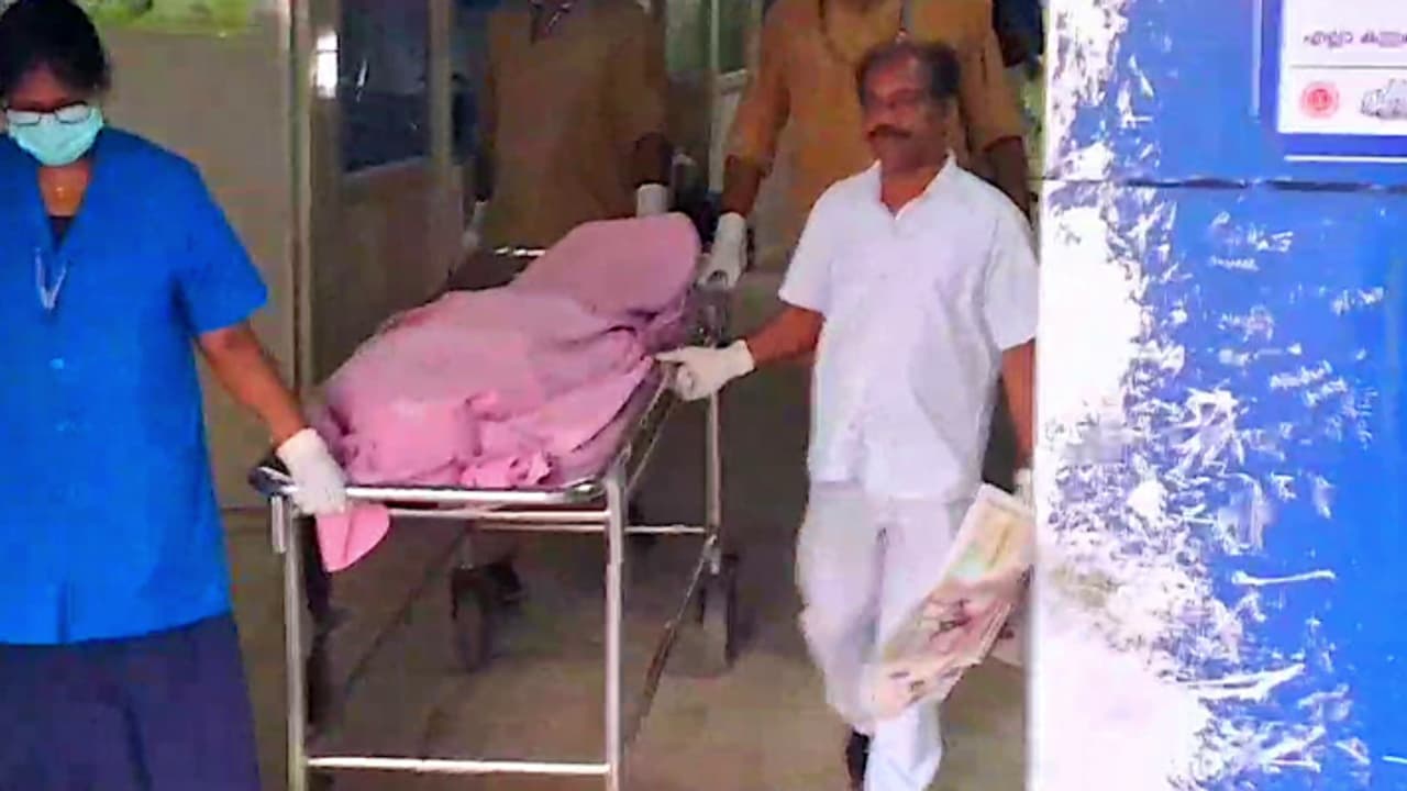 പാലക്കാട് ഭാര്യയെ ഭര്‍ത്താവ് കുത്തിക്കൊന്നു; ഗുരുതരമായി പരിക്കേറ്റ ഭര്‍ത്താവ് ചികിത്സയിൽ