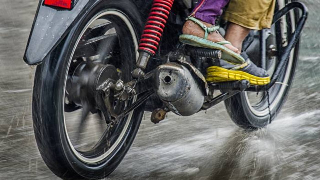 തുടരെത്തുടരെ പിഴയൊടുക്കാനുള്ള നോട്ടീസ്, അന്തംവിട്ട് ഭാര്യ, എല്ലാത്തിനും പിന്നിൽ പിരിഞ്ഞു കഴിയുന്ന ഭർത്താവ് തുടരെത്തുടരെ പിഴയൊടുക്കാനുള്ള നോട്ടീസ്, അന്തംവിട്ട് ഭാര്യ, എല്ലാത്തിനും പിന്നിൽ പിരിഞ്ഞു കഴിയുന്ന ഭർത്താവ്