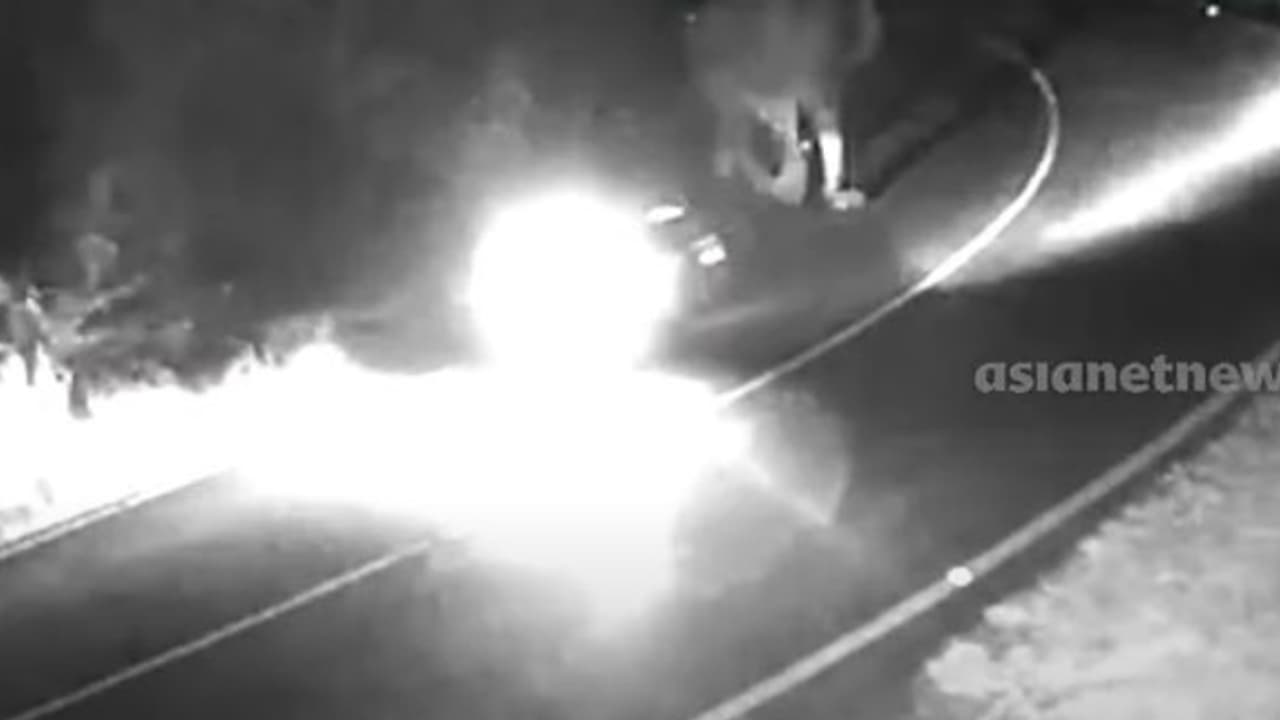 നൈറ്റ് ഡ്യൂട്ടിക്ക് ആശുപത്രിയിലേക്ക്, വളവ് തിരിഞ്ഞപ്പോൾ റോഡിൽ കാട്ടാന, വയനാട്ടിൽ യുവതിക്ക് അത്ഭുത രക്ഷപ്പെടൽ 