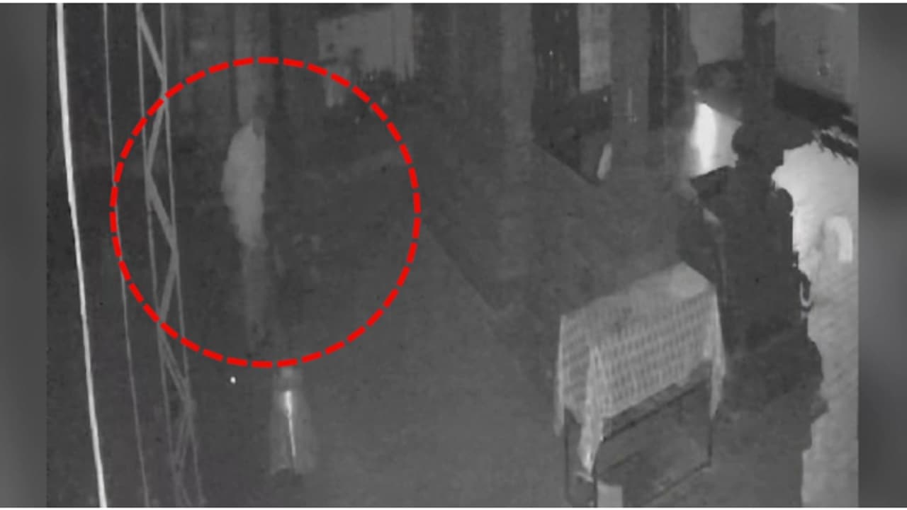 മൂന്ന് മാസം മുൻപ് സിസിടിവി പതിഞ്ഞ അതേ കള്ളൻ; വീണ്ടും കാണിക്കവഞ്ചി കുത്തിത്തുറന്നു, മോഷണം നെയ്യാറ്റിൻകരയിൽ മൂന്ന് മാസം മുൻപ് സിസിടിവി പതിഞ്ഞ അതേ കള്ളൻ; വീണ്ടും കാണിക്കവഞ്ചി കുത്തിത്തുറന്നു, മോഷണം നെയ്യാറ്റിൻകരയിൽ