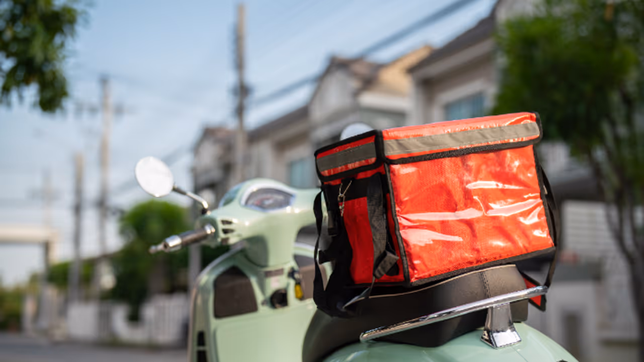 കൊടും ചൂട്, താപനില 50 ഡിഗ്രിയിലേക്ക്, കുവൈത്തിൽ രാവിലെ 11 മണി മുതൽ ഡെലിവറി ബൈക്കുകൾക്ക് വിലക്ക് കൊടും ചൂട്, താപനില 50 ഡിഗ്രിയിലേക്ക്, കുവൈത്തിൽ രാവിലെ 11 മണി മുതൽ ഡെലിവറി ബൈക്കുകൾക്ക് വിലക്ക്