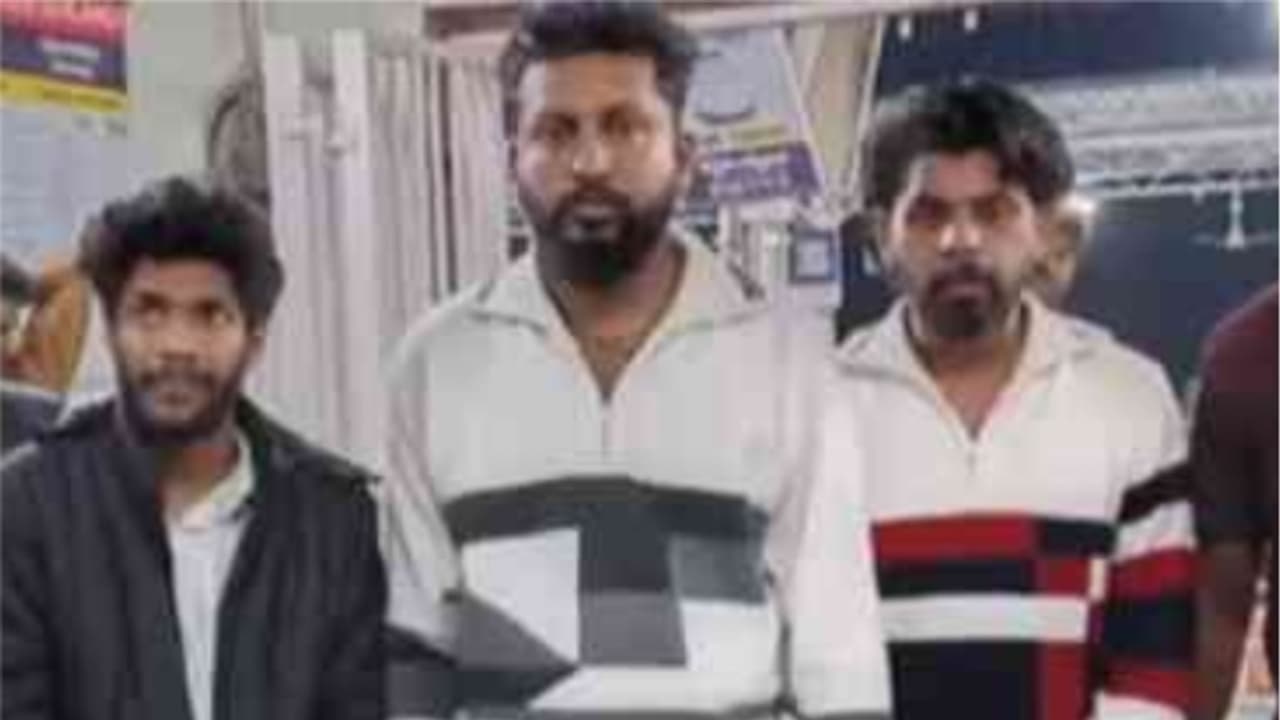 ഉത്തരേന്ത്യ 'സേഫ്' എന്ന് കരുതി കോഴിക്കോട് നിന്ന് ഭോപ്പാലിലെത്തി; 2 കിലോ സ്വർണവുമായി കടന്നവരെ തേടിയെത്തി പൊലീസ് ഉത്തരേന്ത്യ 'സേഫ്' എന്ന് കരുതി കോഴിക്കോട് നിന്ന് ഭോപ്പാലിലെത്തി; 2 കിലോ സ്വർണവുമായി കടന്നവരെ തേടിയെത്തി പൊലീസ്