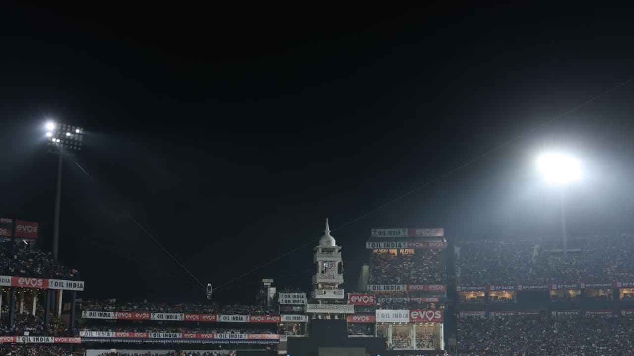 IND vs ENG, 2nd ODI: Floodlight failure at Barabati Stadium halts play as players leave field; See Pics IND vs ENG, 2nd ODI: Floodlight failure at Barabati Stadium halts play as players leave field; See Pics