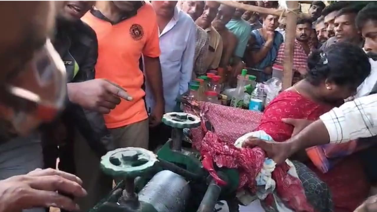 കരിമ്പിൻ ജ്യൂസ് അടിക്കുന്നതിനിടെ അബദ്ധം, പിന്നെ1 മണിക്കൂര് നീണ്ട പരിശ്രമം, മെഷീനിൽ കുടുങ്ങിയ കൈ പുറത്തെടുത്തു കരിമ്പിൻ ജ്യൂസ് അടിക്കുന്നതിനിടെ അബദ്ധം, പിന്നെ1 മണിക്കൂര് നീണ്ട പരിശ്രമം, മെഷീനിൽ കുടുങ്ങിയ കൈ പുറത്തെടുത്തു