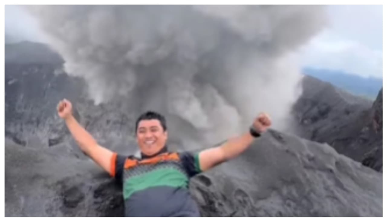 ലോകം കീഴടക്കിയ സെൽഫി; പിന്നിൽ പൂകതുപ്പുന്ന അഗ്നിപർവ്വതം മുന്നിൽ ചിരിച്ച് കൊണ്ടൊരു യുവാവ്; വീഡിയോ വൈറൽ ലോകം കീഴടക്കിയ സെൽഫി; പിന്നിൽ പൂകതുപ്പുന്ന അഗ്നിപർവ്വതം മുന്നിൽ ചിരിച്ച് കൊണ്ടൊരു യുവാവ്; വീഡിയോ വൈറൽ