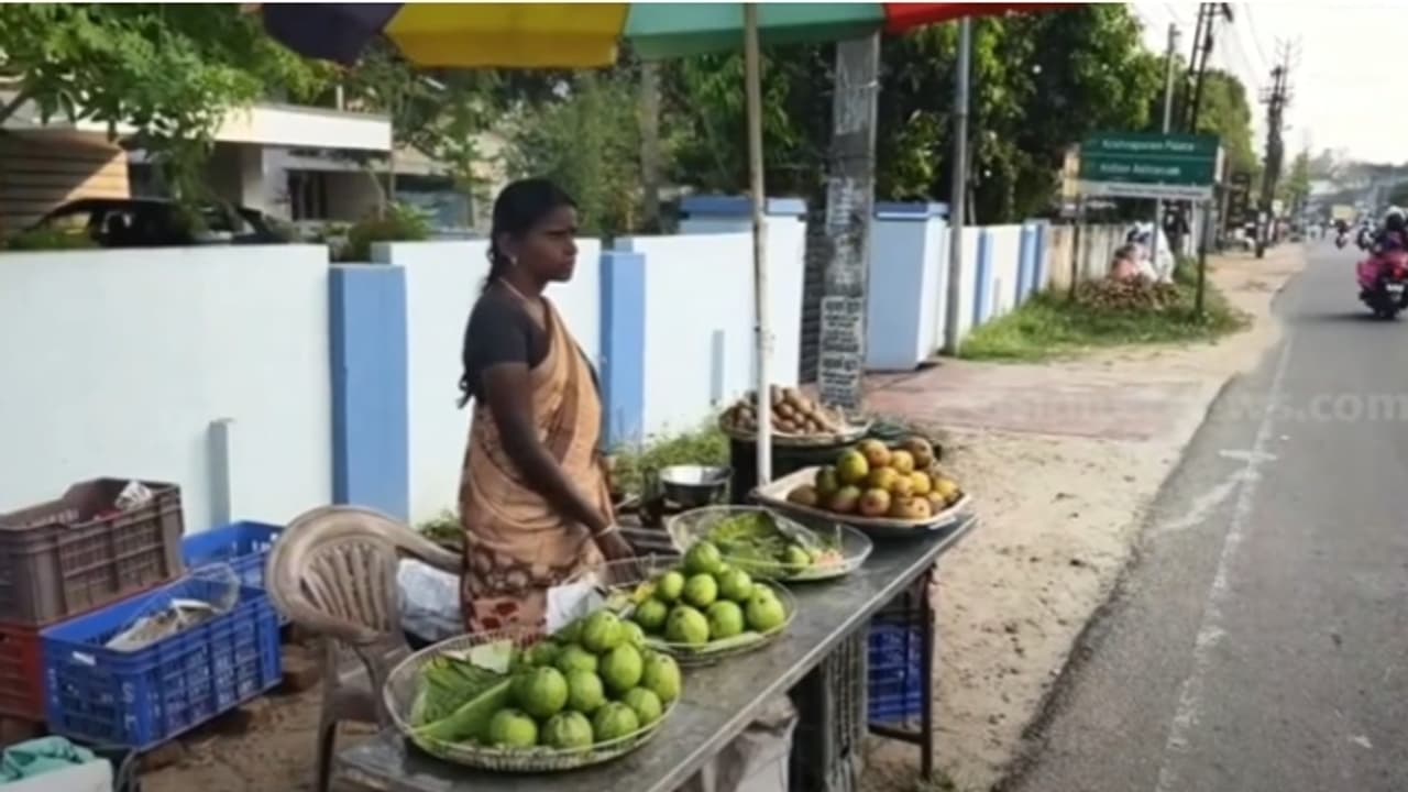 റോഡരികിൽ കച്ചവടം നടത്തുന്ന സ്ത്രീയെ പറ്റിച്ച് പണം തട്ടി; സ്കാനർ എടുക്കാൻ തിരിഞ്ഞപ്പോഴേക്ക് പഴങ്ങളുമായി മുങ്ങി റോഡരികിൽ കച്ചവടം നടത്തുന്ന സ്ത്രീയെ പറ്റിച്ച് പണം തട്ടി; സ്കാനർ എടുക്കാൻ തിരിഞ്ഞപ്പോഴേക്ക് പഴങ്ങളുമായി മുങ്ങി