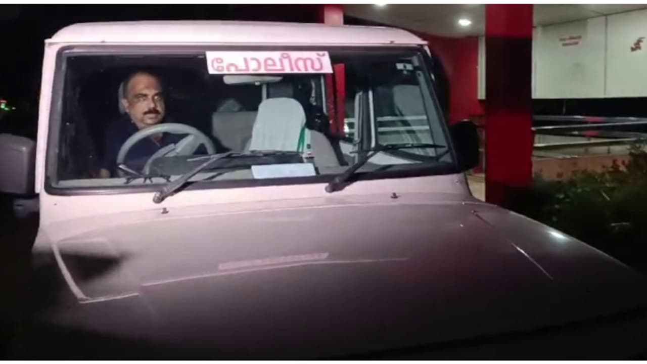 ഭൂചലനമെന്ന് നാട്ടുകാർ, ആശങ്ക; കോഴിക്കോട് കായക്കൊടിയിൽ പരിഭ്രാന്തരായി ജനം; പൊലീസും റവന്യു ഉദ്യോഗസ്ഥരും സ്ഥലത്ത് ഭൂചലനമെന്ന് നാട്ടുകാർ, ആശങ്ക; കോഴിക്കോട് കായക്കൊടിയിൽ പരിഭ്രാന്തരായി ജനം; പൊലീസും റവന്യു ഉദ്യോഗസ്ഥരും സ്ഥലത്ത്