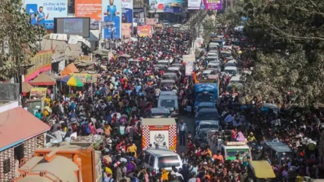  മഹാകുംഭമേളയിലേക്ക് ഒഴുകിയെത്തി വിശ്വാസികൾ, മധ്യപ്രദേശിൽ ഗതാഗതം നിർത്തിവച്ചതായി റിപ്പോർട്ട്