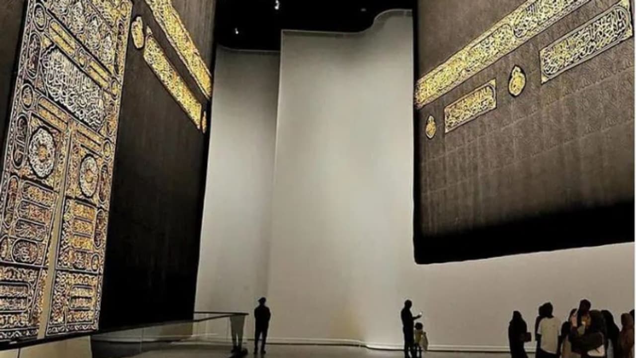 മക്കയ്ക്ക് പുറത്ത് ഇതാദ്യമായി, വിശുദ്ധ കഅബയുടെ കിസ്വ പ്രദർശനത്തിന് വെച്ചു മക്കയ്ക്ക് പുറത്ത് ഇതാദ്യമായി, വിശുദ്ധ കഅബയുടെ കിസ്വ പ്രദർശനത്തിന് വെച്ചു