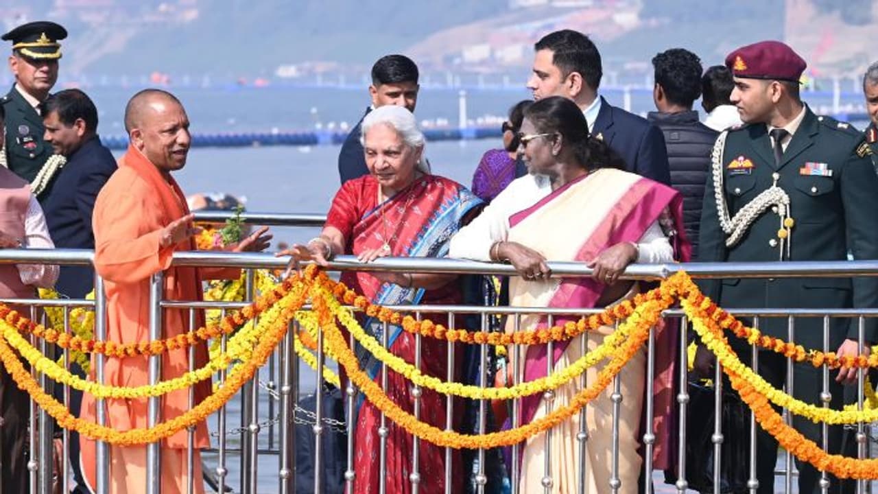 కుంభమేళాలో రాష్ట్రపతి ద్రౌపది ముర్ము ... త్రివేణి సంగమంలో పుణ్యస్నానం కుంభమేళాలో రాష్ట్రపతి ద్రౌపది ముర్ము ... త్రివేణి సంగమంలో పుణ్యస్నానం