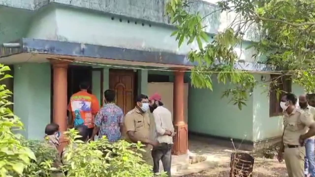 എറണാകുളത്ത് മധ്യവയസ്ക മരിച്ച നിലയിൽ; മൃതദേഹം കണ്ടെത്തിയത് വീട്ടിലെ സോഫയിൽ ഇരിക്കുന്ന നിലയിൽ എറണാകുളത്ത് മധ്യവയസ്ക മരിച്ച നിലയിൽ; മൃതദേഹം കണ്ടെത്തിയത് വീട്ടിലെ സോഫയിൽ ഇരിക്കുന്ന നിലയിൽ