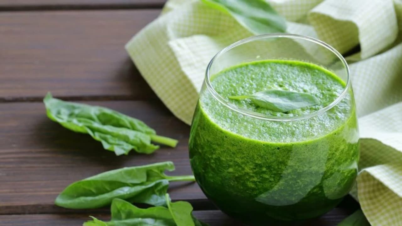 പാലക്ക് ചീര ജ്യൂസ് കുടിക്കുന്നത് കൊണ്ടുള്ള ആരോ​ഗ്യ​ഗുണങ്ങൾ 