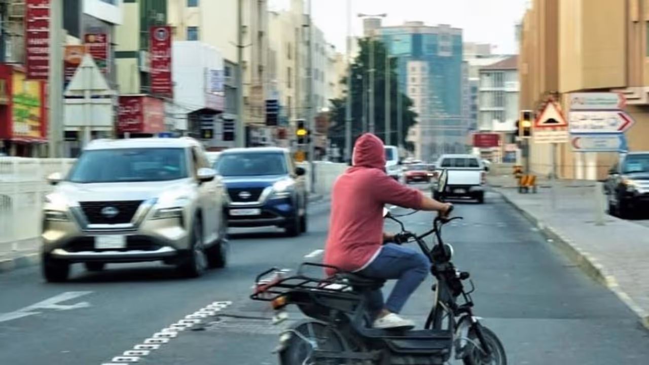 ബഹ്റൈനിലെ പ്രധാന റോഡുകളിൽ ലൈസൻസില്ലാത്ത ഇലക്ട്രിക് സ്കൂട്ടറുകൾക്ക് നിരോധനം ബഹ്റൈനിലെ പ്രധാന റോഡുകളിൽ ലൈസൻസില്ലാത്ത ഇലക്ട്രിക് സ്കൂട്ടറുകൾക്ക് നിരോധനം