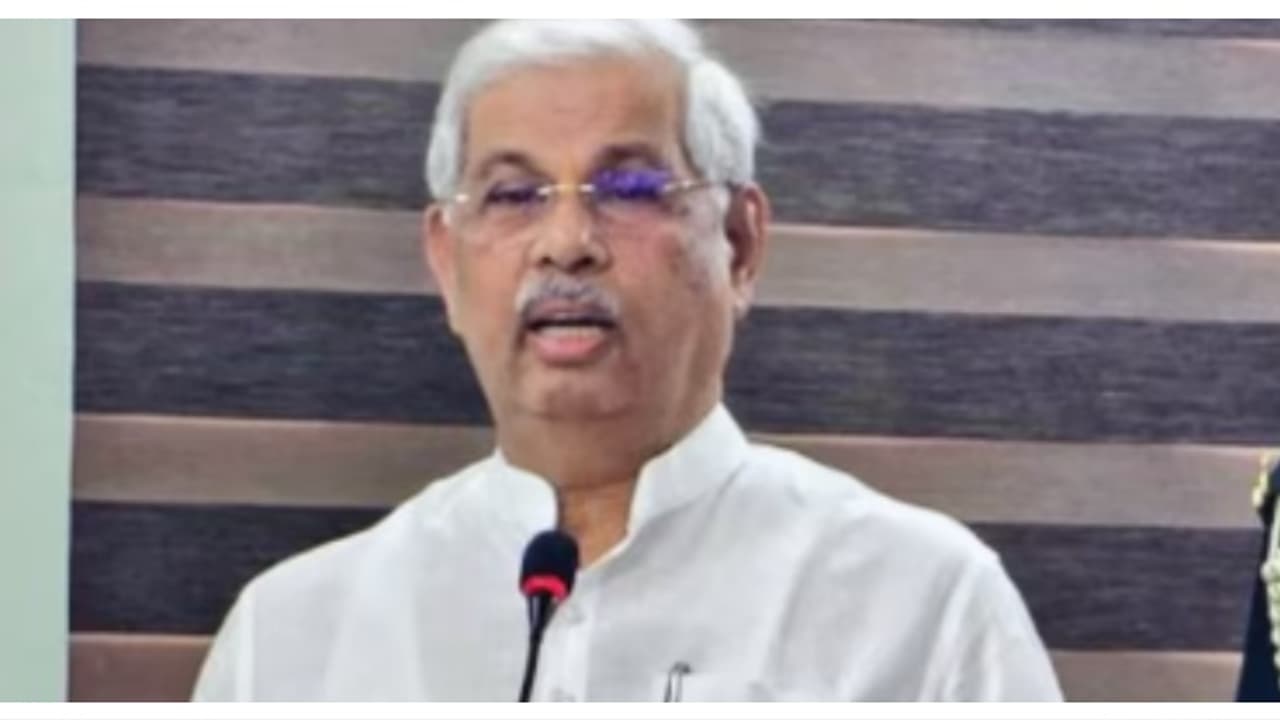 ഗവർണർ ആർലേക്കറുമായി കൂടിക്കാഴ്ച നടത്തി മന്ത്രിമാർ; വിസി നിയമനത്തിലെ അനിശ്ചിതത്വം അടക്കം ചർച്ചയായി ഗവർണർ ആർലേക്കറുമായി കൂടിക്കാഴ്ച നടത്തി മന്ത്രിമാർ; വിസി നിയമനത്തിലെ അനിശ്ചിതത്വം അടക്കം ചർച്ചയായി