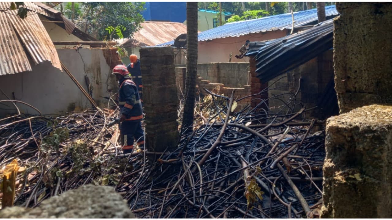 ഷീറ്റ് മേഞ്ഞ വീടിന് തീപിടിച്ചു, തൊട്ടടുത്ത പറമ്പിലേക്കും പടർന്നു; ഫയർഫോഴ്സെത്തിയതിനാൽ അപകടമൊഴിവായി ഷീറ്റ് മേഞ്ഞ വീടിന് തീപിടിച്ചു, തൊട്ടടുത്ത പറമ്പിലേക്കും പടർന്നു; ഫയർഫോഴ്സെത്തിയതിനാൽ അപകടമൊഴിവായി