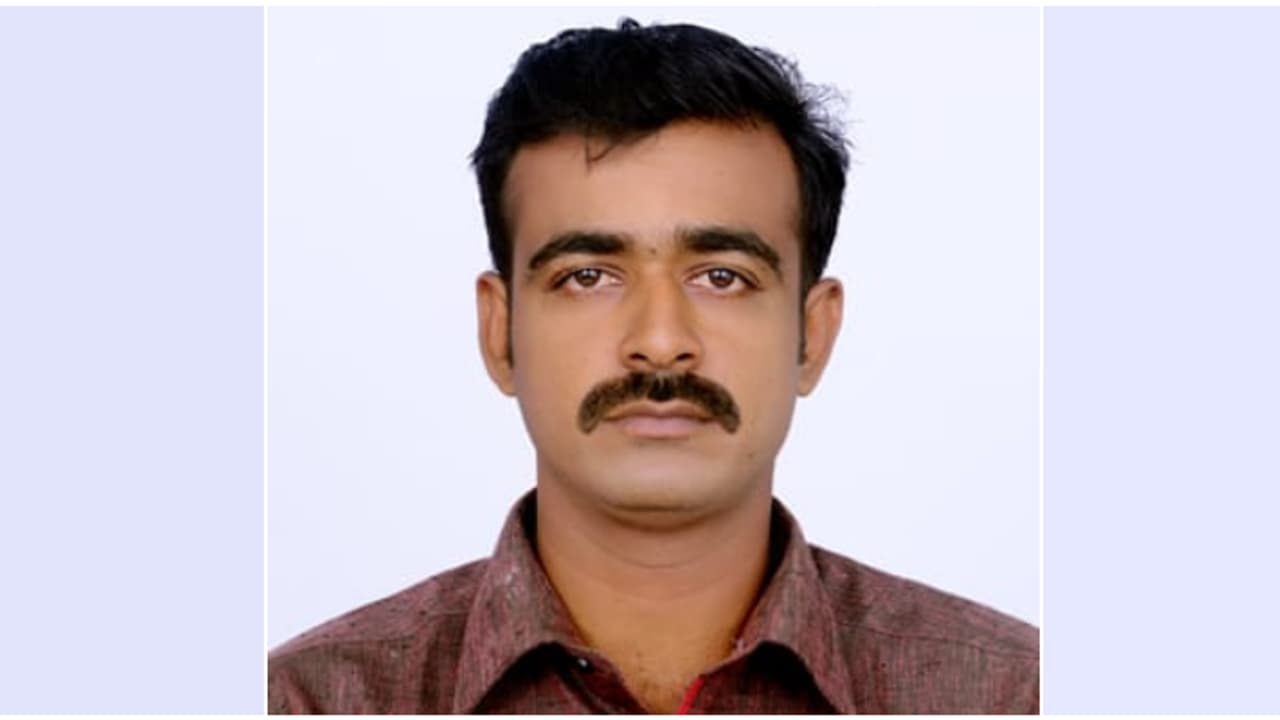 ദേശീയപാത നിർമാണവുമായി ബന്ധപ്പെട്ട് റോഡിൽ വെച്ച ഡിവൈഡറിൽ ബൈക്ക് ഇടിച്ചുമറിഞ്ഞു; യുവാവ് മരിച്ചു ദേശീയപാത നിർമാണവുമായി ബന്ധപ്പെട്ട് റോഡിൽ വെച്ച ഡിവൈഡറിൽ ബൈക്ക് ഇടിച്ചുമറിഞ്ഞു; യുവാവ് മരിച്ചു