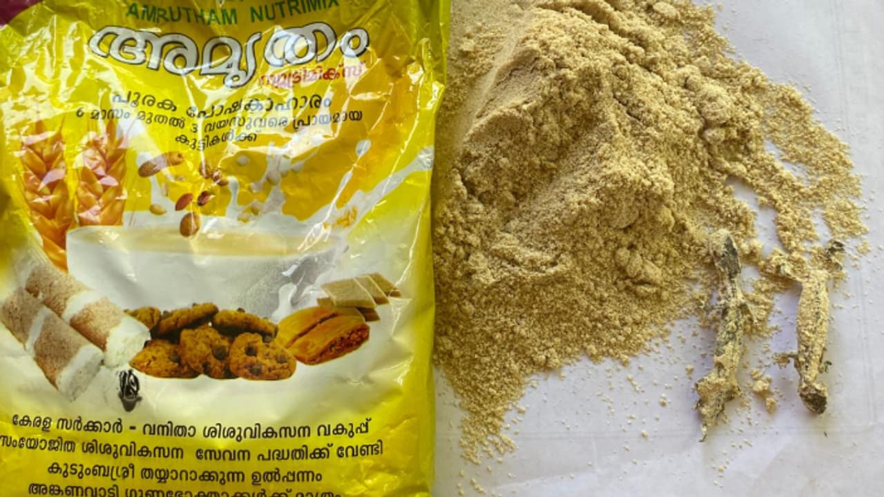 അങ്കണാവാടിയിലെ കുട്ടികൾക്കുള്ള അമൃതം പൊടിയിൽ ചത്തുണങ്ങിയ പല്ലി; മാന്നാറിലെ ഉല്പാദന കേന്ദ്രത്തിന് പൂട്ടുവീണു അങ്കണാവാടിയിലെ കുട്ടികൾക്കുള്ള അമൃതം പൊടിയിൽ ചത്തുണങ്ങിയ പല്ലി; മാന്നാറിലെ ഉല്പാദന കേന്ദ്രത്തിന് പൂട്ടുവീണു