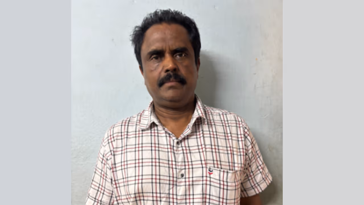 യുവതിയെ വീട്ടിലെത്തിച്ച് ബലാത്സംഗം, നഗ്നയാക്കി വീഡിയോ കോളിംഗ്, ദൃശ്യങ്ങളും പകർത്തി; പ്രവാസി കോന്നിയിൽ പിടിയിൽ യുവതിയെ വീട്ടിലെത്തിച്ച് ബലാത്സംഗം, നഗ്നയാക്കി വീഡിയോ കോളിംഗ്, ദൃശ്യങ്ങളും പകർത്തി; പ്രവാസി കോന്നിയിൽ പിടിയിൽ