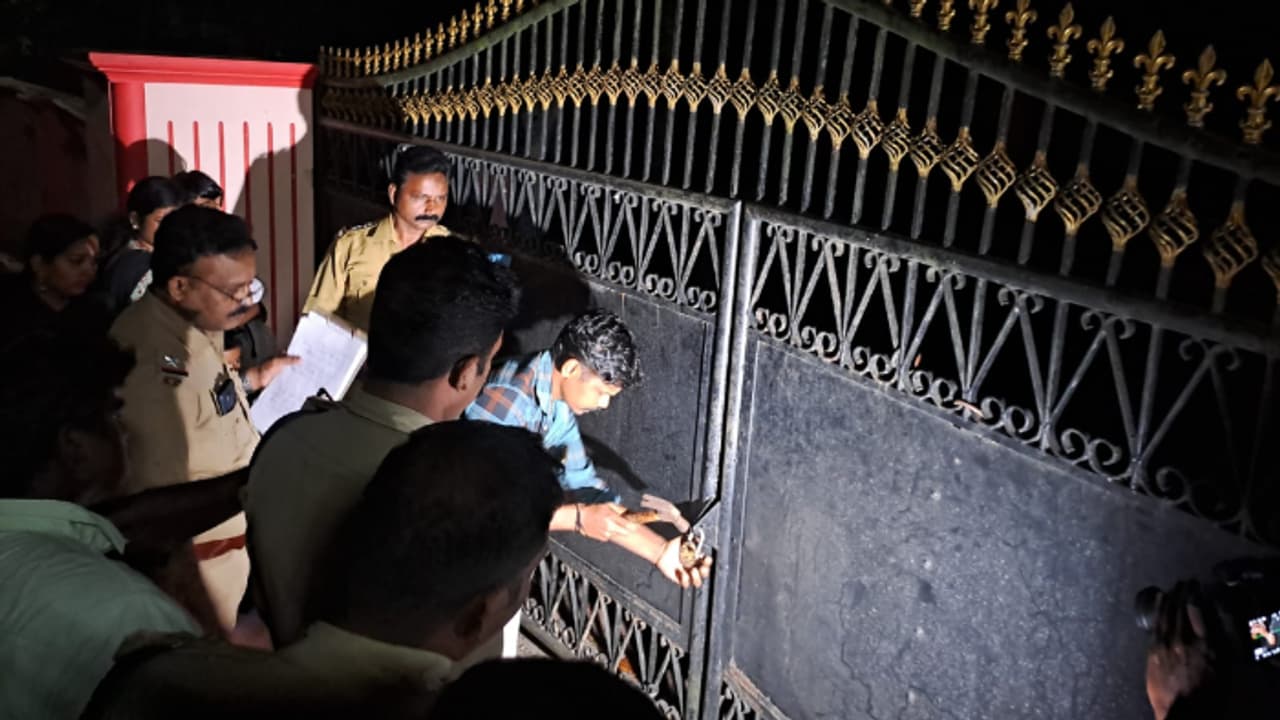 ഭാര്യയേയും മക്കളേയും പുറത്താക്കി വീടുപൂട്ടി; കോടതി പറഞ്ഞു, പൂട്ടുപൊളിച്ച് അകത്ത് കയറിയത് പൊലീസ് സഹായത്തിൽ ഭാര്യയേയും മക്കളേയും പുറത്താക്കി വീടുപൂട്ടി; കോടതി പറഞ്ഞു, പൂട്ടുപൊളിച്ച് അകത്ത് കയറിയത് പൊലീസ് സഹായത്തിൽ