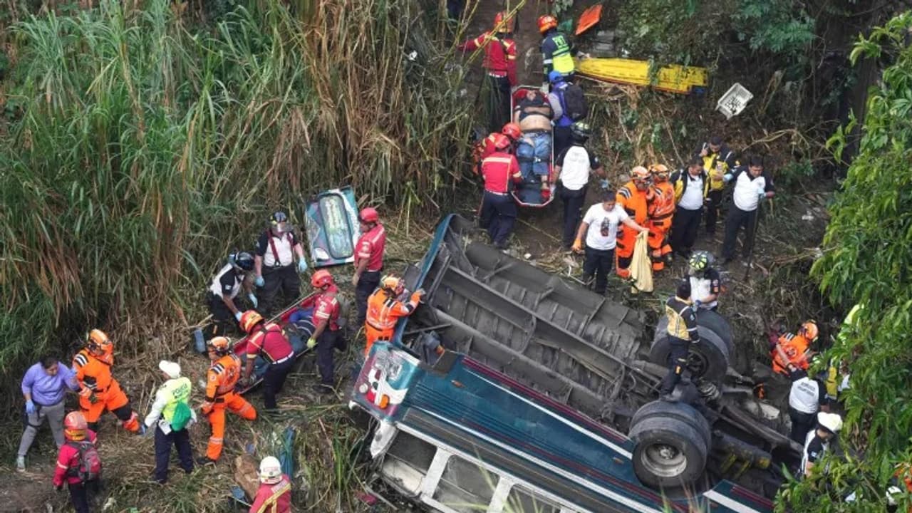 குவாட்டமாலாவில் கோர விபத்து: பேருந்து பள்ளத்தாக்கில் கவிழ்ந்து 51 பேர் பலி
