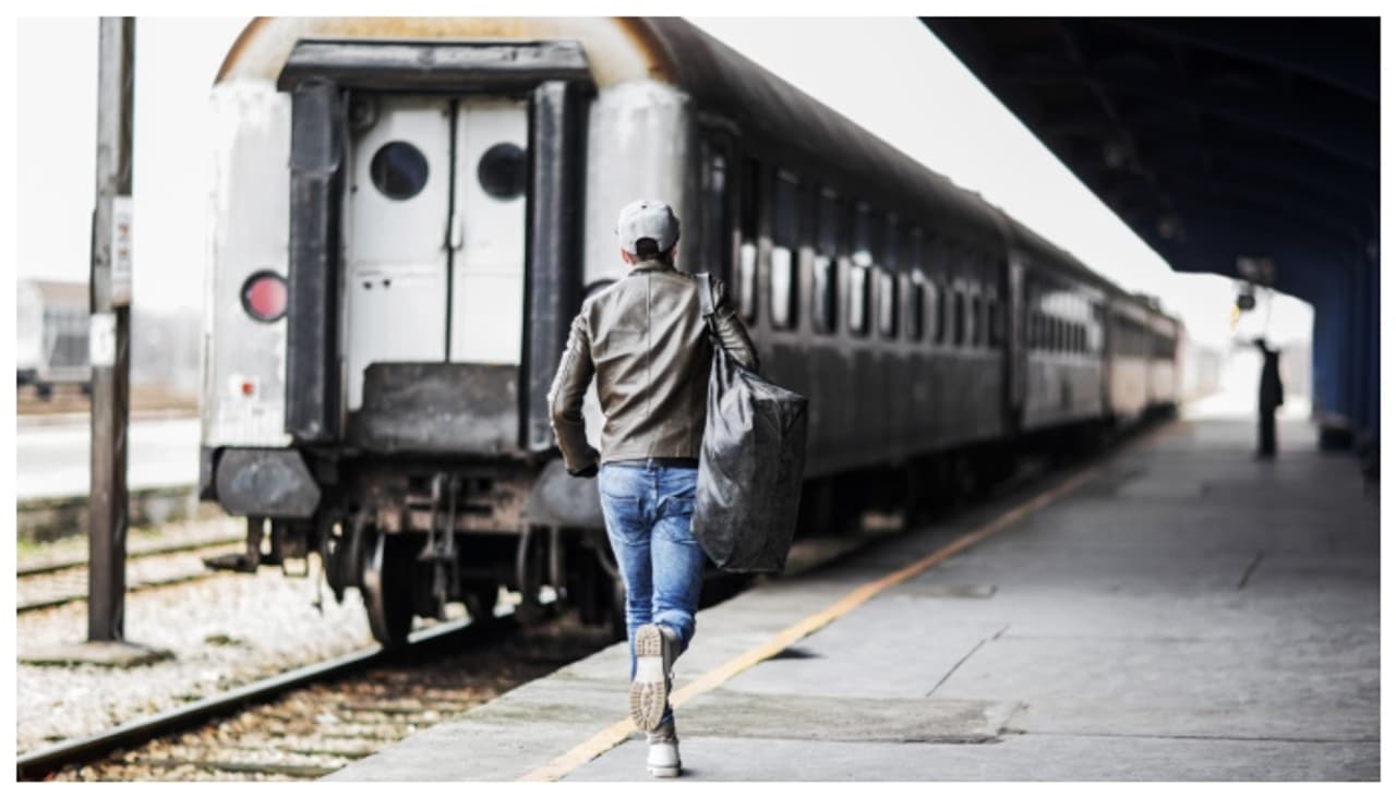 റെയിൽവേ സ്റ്റേഷനില്‍ കുഴഞ്ഞ് വീണ് 40 കാരന്‍, ബോധം വന്നപ്പോൾ, 'വണ്ടി പോവും ജോലിക്ക് പോകണമെന്ന്' 