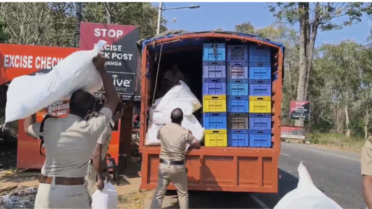 പച്ചക്കറി വണ്ടിയിൽ കേരളത്തിലേക്ക് കടത്താൻ ശ്രമം, ഒന്നും രണ്ടുമല്ല, അര കോടി രൂപ വില മതിക്കുന്ന ഹാൻസ് പിടികൂടി പച്ചക്കറി വണ്ടിയിൽ കേരളത്തിലേക്ക് കടത്താൻ ശ്രമം, ഒന്നും രണ്ടുമല്ല, അര കോടി രൂപ വില മതിക്കുന്ന ഹാൻസ് പിടികൂടി