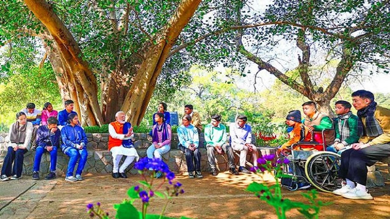 ಮಕ್ಕಳಿಗೆ ಎಳ್ಳುಂಡೆ ತಿನ್ನಿಸಿ ಪರೀಕ್ಷೆ ಚರ್ಚೆ: ಪರೀಕ್ಷೆಯೇ ಬದುಕಲ್ಲ, ನಾಯಕನ ಕೆಲಸ ತಪ್ಪು ತಿದ್ದುವುದಲ್ಲ: ಮೋದಿ ಮಕ್ಕಳಿಗೆ ಎಳ್ಳುಂಡೆ ತಿನ್ನಿಸಿ ಪರೀಕ್ಷೆ ಚರ್ಚೆ: ಪರೀಕ್ಷೆಯೇ ಬದುಕಲ್ಲ, ನಾಯಕನ ಕೆಲಸ ತಪ್ಪು ತಿದ್ದುವುದಲ್ಲ: ಮೋದಿ