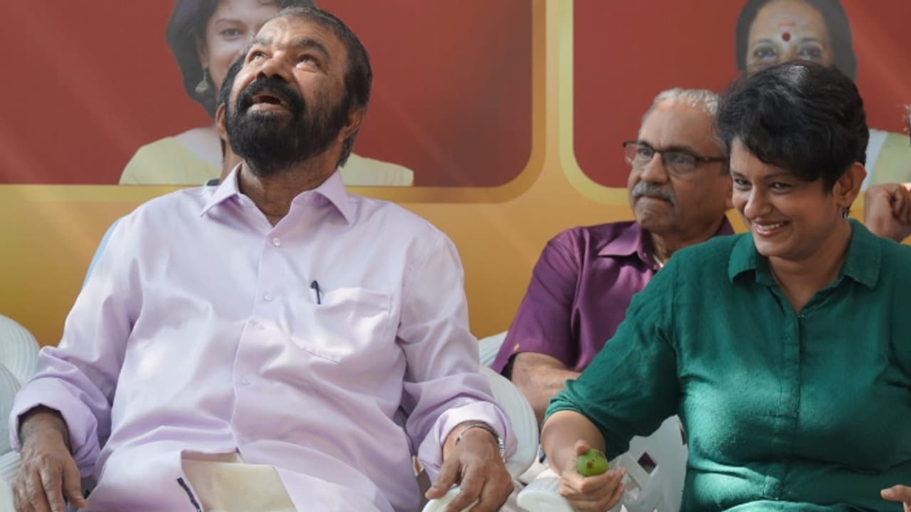 പരിപാടിക്കിടെ മന്ത്രിയുടെ തലയില് കണ്ണിമാങ്ങ വീണു, ഉടനെ വാസുകി ഐഎസിന് കൈമാറി; ഫോട്ടോഗ്രാഫര്ക്ക് അഭിനന്ദനം പരിപാടിക്കിടെ മന്ത്രിയുടെ തലയില് കണ്ണിമാങ്ങ വീണു, ഉടനെ വാസുകി ഐഎസിന് കൈമാറി; ഫോട്ടോഗ്രാഫര്ക്ക് അഭിനന്ദനം