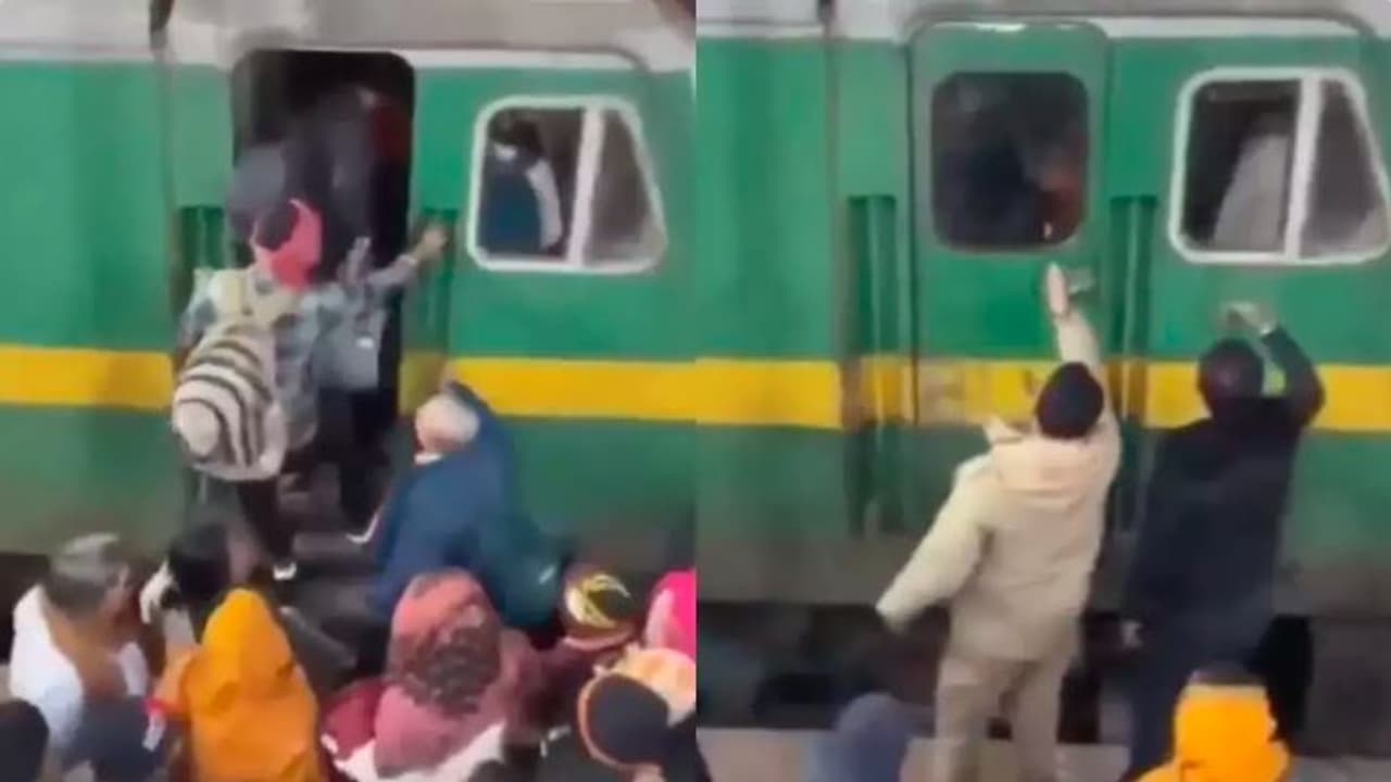 ತುಂಬಿ ತುಳುಕಿದ ಕುಂಭ ಮೇಳದ ರೈಲು: ಲೋಕೋ ಪೈಲಟ್ ಇರುವ ಜಾಗಕ್ಕೂ ನುಗ್ಗಿದ ಜನ ತುಂಬಿ ತುಳುಕಿದ ಕುಂಭ ಮೇಳದ ರೈಲು: ಲೋಕೋ ಪೈಲಟ್ ಇರುವ ಜಾಗಕ್ಕೂ ನುಗ್ಗಿದ ಜನ