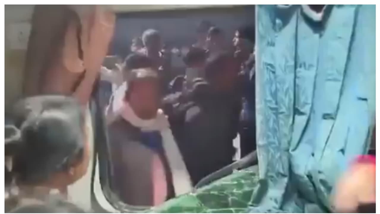 മഹാകുംഭമേളയ്ക്ക് പോകാനായെത്തി പക്ഷേ, ട്രെയിനിൽ കയറാനായില്ല; പിന്നാലെ ട്രെയിൻ തകർത്ത് യാത്രക്കാർ, വീഡിയോ മഹാകുംഭമേളയ്ക്ക് പോകാനായെത്തി പക്ഷേ, ട്രെയിനിൽ കയറാനായില്ല; പിന്നാലെ ട്രെയിൻ തകർത്ത് യാത്രക്കാർ, വീഡിയോ