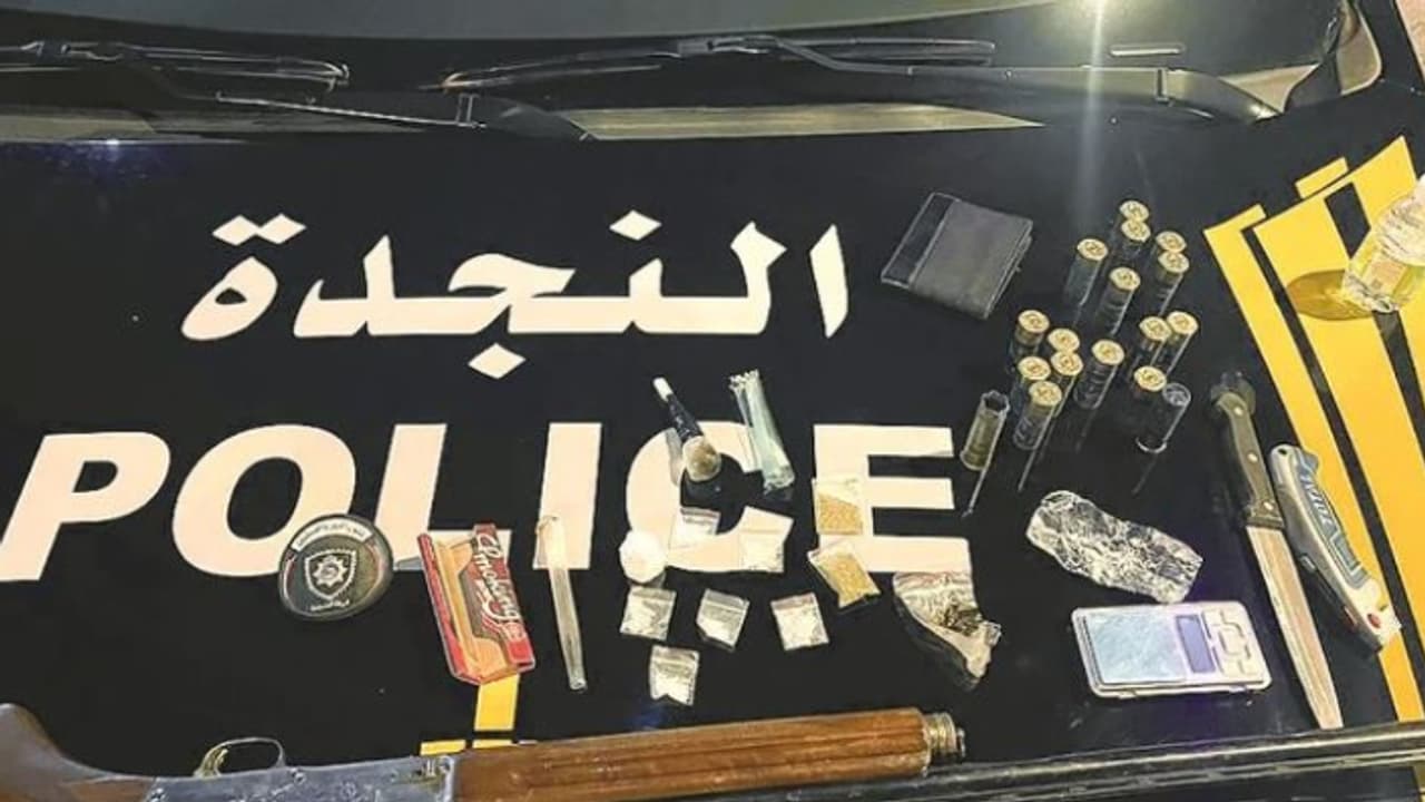 അപകടമുണ്ടായപ്പോൾ വാൻ ഉപേക്ഷിച്ച് ഡ്രൈവർ ഓടി, വാഹനം പരിശോധിച്ചപ്പോൾ നായയും തോക്കും ലഹരി വസ്തുക്കളും അപകടമുണ്ടായപ്പോൾ വാൻ ഉപേക്ഷിച്ച് ഡ്രൈവർ ഓടി, വാഹനം പരിശോധിച്ചപ്പോൾ നായയും തോക്കും ലഹരി വസ്തുക്കളും