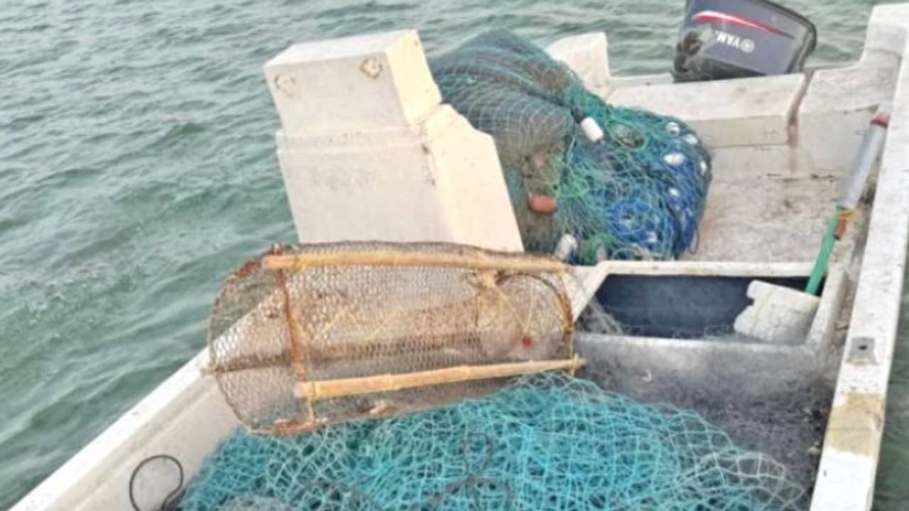 ബഹ്റൈനിൽ അനധികൃത മത്സ്യ ബന്ധന ബോട്ട് പിടികൂടി ബഹ്റൈനിൽ അനധികൃത മത്സ്യ ബന്ധന ബോട്ട് പിടികൂടി