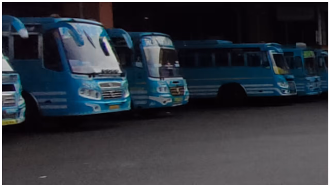 ഉച്ചത്തിൽ പാട്ടുംവച്ച് 'ചിൽ' ആയി അങ്ങനെ ബസോടിക്കേണ്ട! സീറ്റിനടിയിലെ സ്പീക്കർ ശല്യം; അഴിച്ചുമാറ്റാൻ 2 ദിനം കൂടെ ഉച്ചത്തിൽ പാട്ടുംവച്ച് 'ചിൽ' ആയി അങ്ങനെ ബസോടിക്കേണ്ട! സീറ്റിനടിയിലെ സ്പീക്കർ ശല്യം; അഴിച്ചുമാറ്റാൻ 2 ദിനം കൂടെ