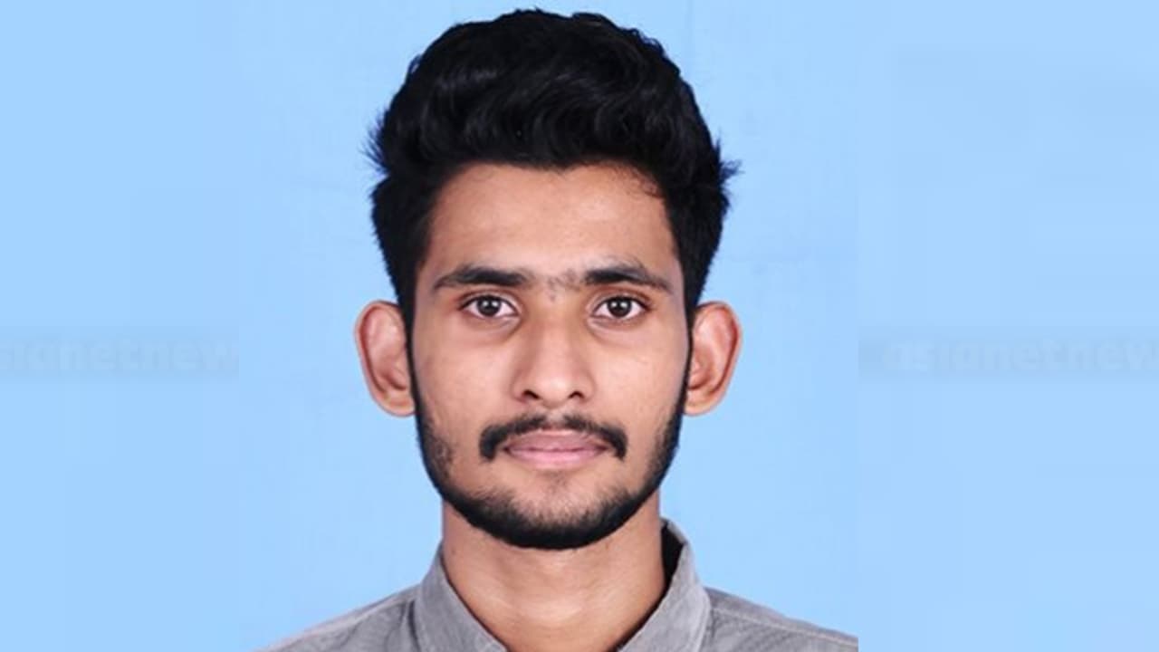 കോളേജിലേക്ക് പരീക്ഷയ്ക്ക് പോകുന്നതിനിടെ അപകടം: കുന്നംകുളത്ത് ബസിടിച്ച് 19വയസുകാരൻ മരിച്ചു കോളേജിലേക്ക് പരീക്ഷയ്ക്ക് പോകുന്നതിനിടെ അപകടം: കുന്നംകുളത്ത് ബസിടിച്ച് 19വയസുകാരൻ മരിച്ചു