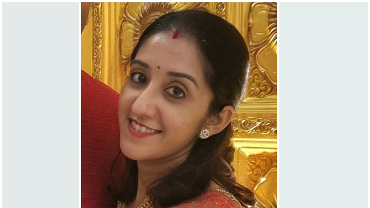 700 കീ.മീ എല്ലാ ദിവസവും യാത്ര ചെയ്ത് ജോലിക്ക് പോയി വരുന്ന യുവതി; എന്നിട്ടും മാസം ലാഭം, വല്ലാത്തൊരു യാത്രാക്കഥ 700 കീ.മീ എല്ലാ ദിവസവും യാത്ര ചെയ്ത് ജോലിക്ക് പോയി വരുന്ന യുവതി; എന്നിട്ടും മാസം ലാഭം, വല്ലാത്തൊരു യാത്രാക്കഥ