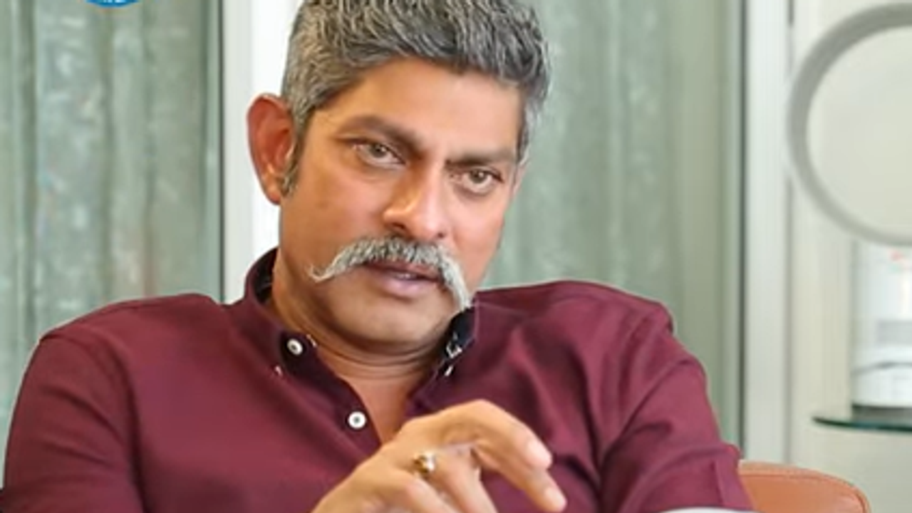 కూతురి పెళ్లి చేసి పెద్దతప్పు చేశా.. అందుకే రెండో కూతురికి చేయను.. జగపతిబాబు సంచలన కామెంట్స్! కూతురి పెళ్లి చేసి పెద్దతప్పు చేశా.. అందుకే రెండో కూతురికి చేయను.. జగపతిబాబు సంచలన కామెంట్స్!