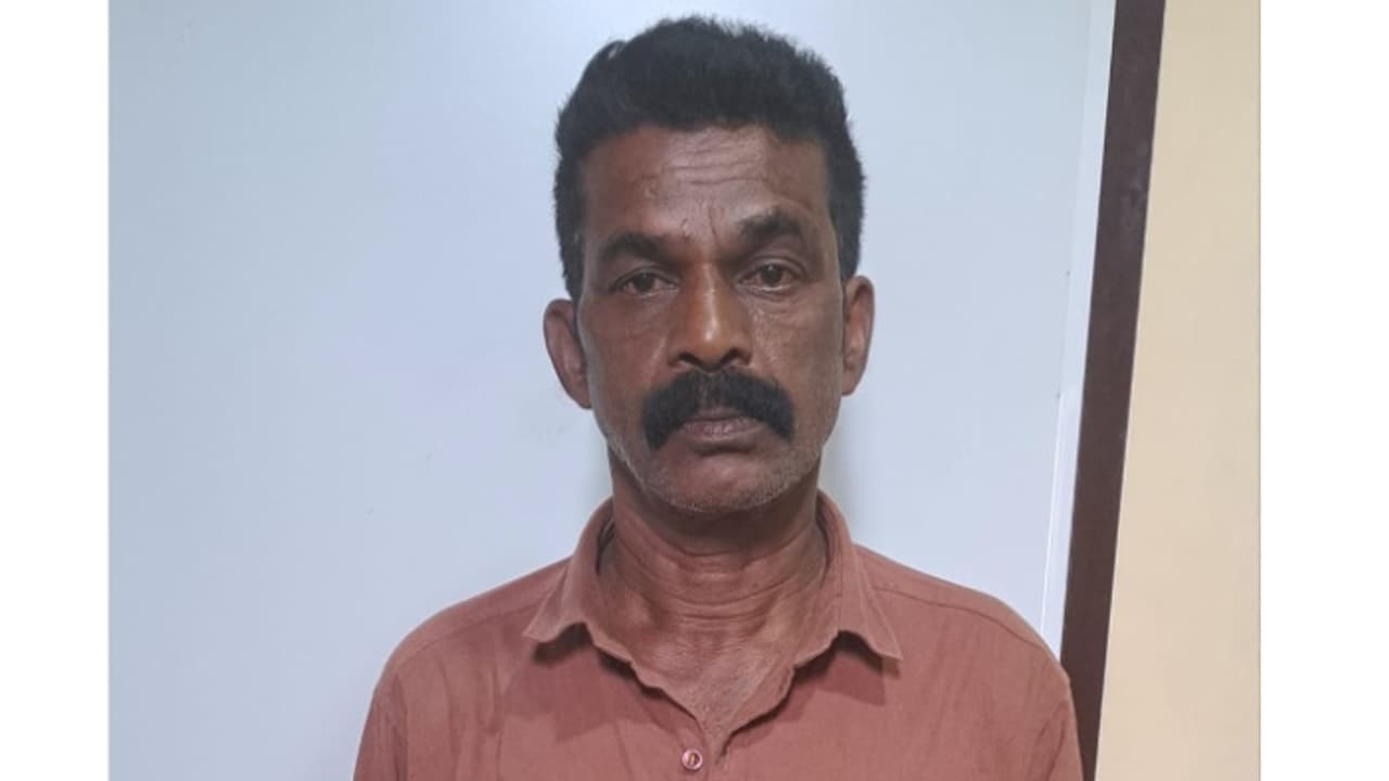 രണ്ട് പേർ തമ്മിലുള്ള തർക്കം അയൽവാസികളും ബന്ധുക്കളും ഏറ്റെടുത്തു; തടയാനെത്തിയ ആളിന് വെട്ടേറ്റു, ഒരാൾ പിടിയിൽ രണ്ട് പേർ തമ്മിലുള്ള തർക്കം അയൽവാസികളും ബന്ധുക്കളും ഏറ്റെടുത്തു; തടയാനെത്തിയ ആളിന് വെട്ടേറ്റു, ഒരാൾ പിടിയിൽ