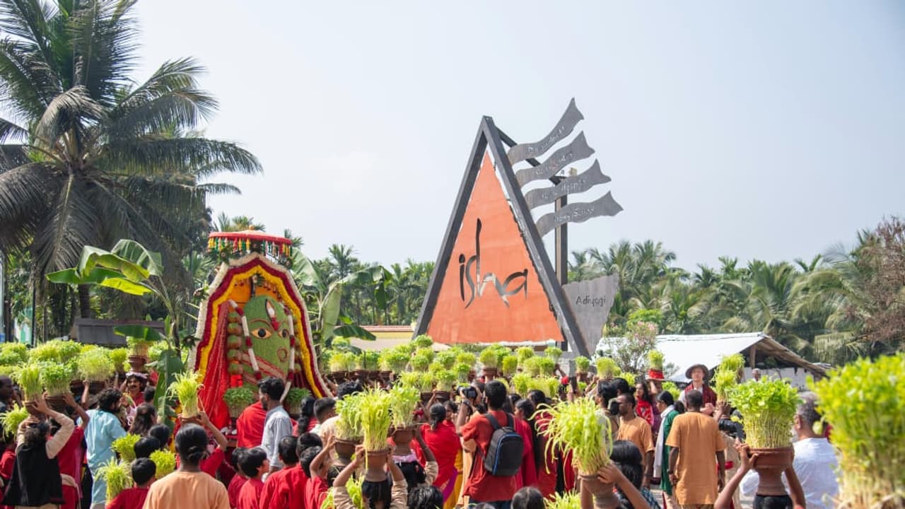 தைப்பூசம் 2025 : ஈஷாவிற்கு லிங்க பைரவி திருவுருவத்துடன் பாதயாத்திரையாக வந்த பக்தர்கள்!