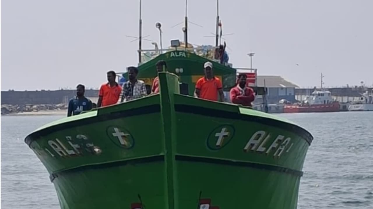 കേരള തീരത്ത് നിയമ വിരുദ്ധ മത്സ്യബന്ധനം, തമിഴ്നാട് സ്വദേശിയുടെ ട്രോളർ ബോട്ട് പിടിച്ചെടുത്തു