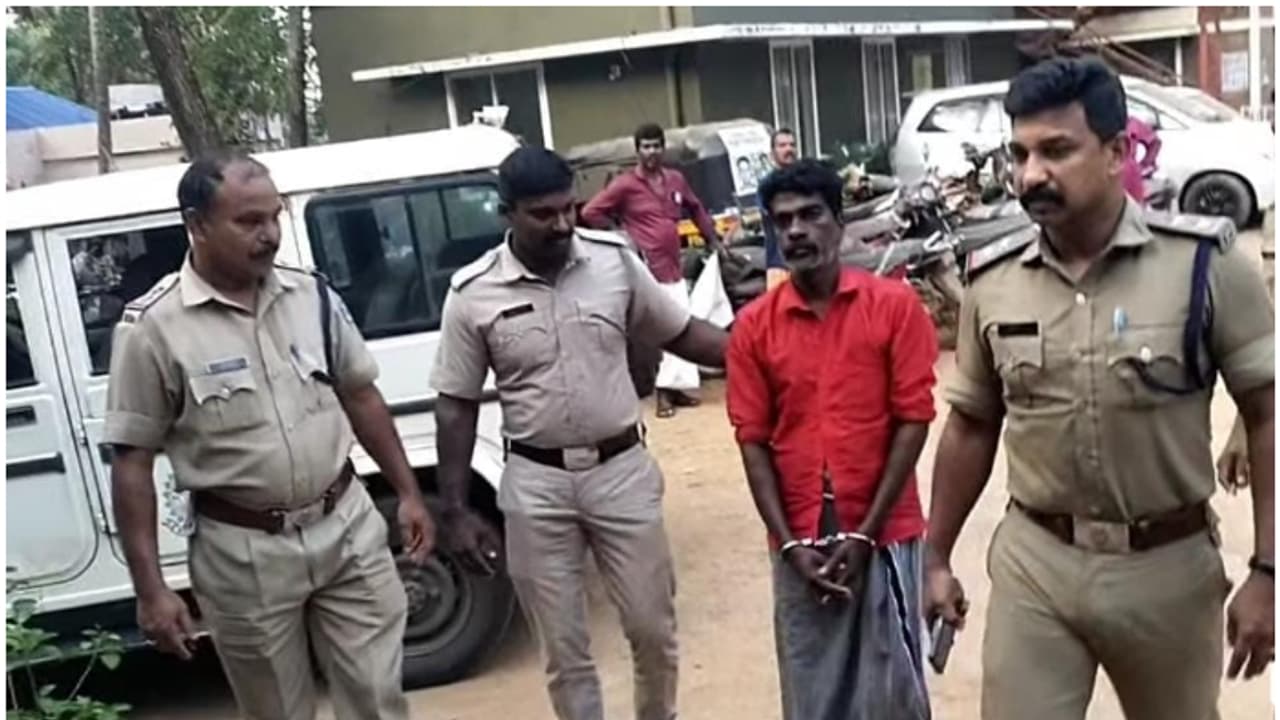 ബ്ലോക് ഓഫീസ് അടിച്ചു തകർത്തു, പ്രതിയെ കിട്ടിയിട്ടും എന്തിനെന്ന് പിടികിട്ടാതെ പൊലീസ്, മദ്യലഹരിയിലെന്ന് സൂചന ബ്ലോക് ഓഫീസ് അടിച്ചു തകർത്തു, പ്രതിയെ കിട്ടിയിട്ടും എന്തിനെന്ന് പിടികിട്ടാതെ പൊലീസ്, മദ്യലഹരിയിലെന്ന് സൂചന