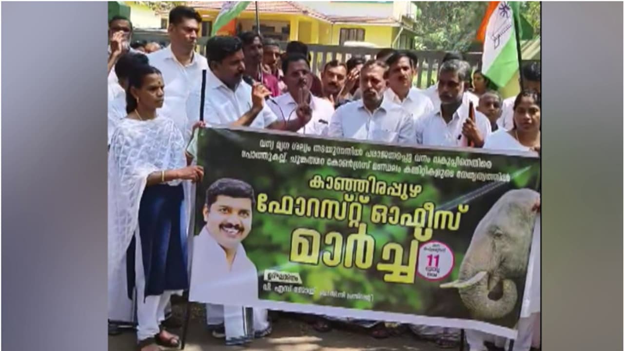 ക്ഷമയുടെ നെല്ലിപ്പലക കണ്ടു, വനം ഓഫീസ് കത്തിക്കാൻ മടിക്കില്ല, ഇനി തിരിച്ചടിക്കും; പ്രകോപന പ്രസംഗവുമായി ജോയ് ക്ഷമയുടെ നെല്ലിപ്പലക കണ്ടു, വനം ഓഫീസ് കത്തിക്കാൻ മടിക്കില്ല, ഇനി തിരിച്ചടിക്കും; പ്രകോപന പ്രസംഗവുമായി ജോയ്