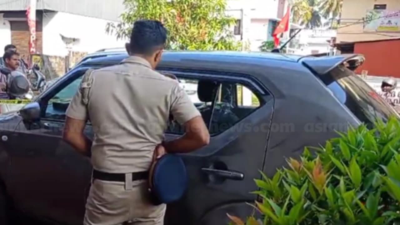 ഉടമ സ്ഥലത്തില്ല, കടയടച്ച് മടങ്ങിയ ജീവനക്കാരൻ കാർ പള്ളിക്ക് മുന്നിൽ നിർത്തി; കാറിൻ്റെ ചില്ല് തകർത്ത് വൻ മോഷണം