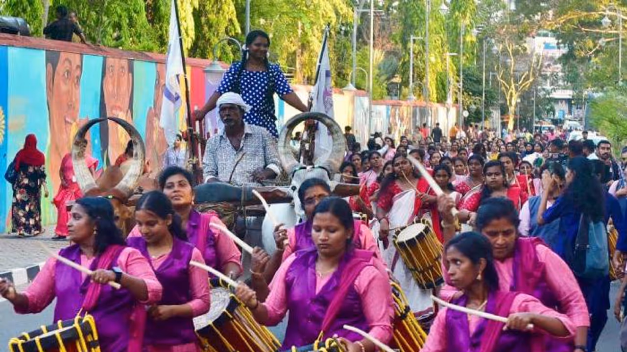 'പഞ്ചമി പെണ്ണിട'ത്തിൽ പാതിരാവോളം ആടിയും പാടിയും സ്ത്രീകൾ, പൊതുവിടങ്ങൾ പെണ്ണിന്റേത് കൂടിയാകുമ്പോൾ 'പഞ്ചമി പെണ്ണിട'ത്തിൽ പാതിരാവോളം ആടിയും പാടിയും സ്ത്രീകൾ, പൊതുവിടങ്ങൾ പെണ്ണിന്റേത് കൂടിയാകുമ്പോൾ