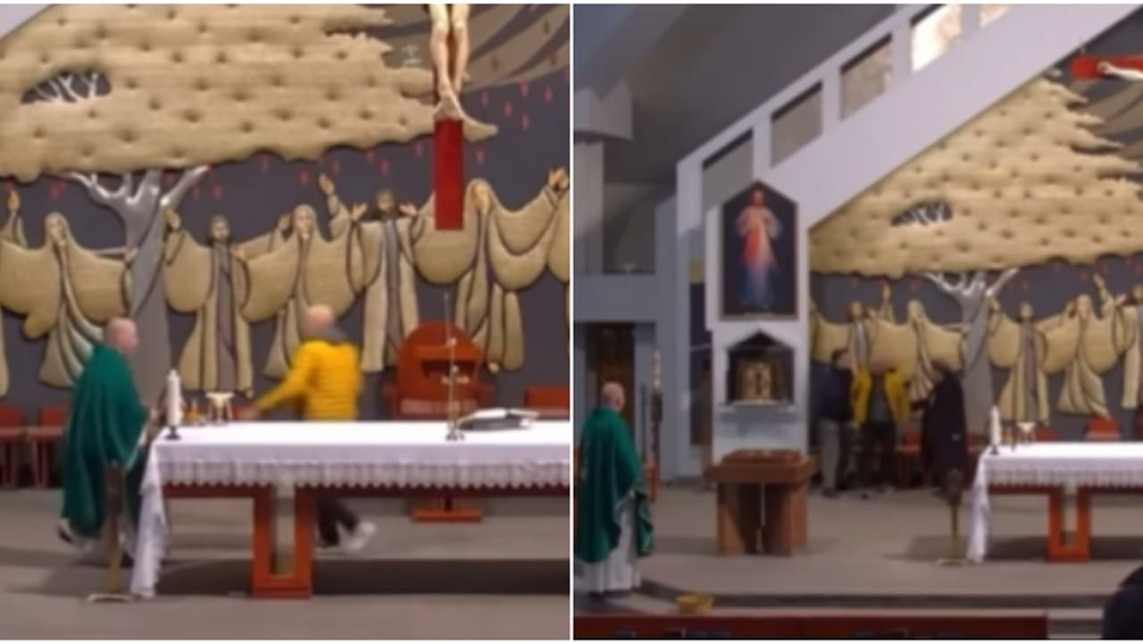 അൾത്താരയിലേക്ക് ഓടിക്കയറിയ യുവാവ് വൈദികന് നേരെ കത്തി വീശി; ഞെട്ടിക്കുന്ന ദൃശ്യം പുറത്ത്, സംഭവം കാനഡയിൽ അൾത്താരയിലേക്ക് ഓടിക്കയറിയ യുവാവ് വൈദികന് നേരെ കത്തി വീശി; ഞെട്ടിക്കുന്ന ദൃശ്യം പുറത്ത്, സംഭവം കാനഡയിൽ