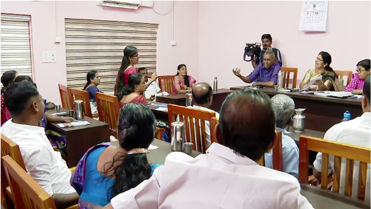 എലപ്പുള്ളിയില്‍ മദ്യക്കമ്പനിക്കുള്ള അനുമതി റദ്ദാക്കണം, യുഡിഎഫ്, ബിജെപി പ്രമേയങ്ങള്‍ പാസാക്കി പഞ്ചായത്ത്