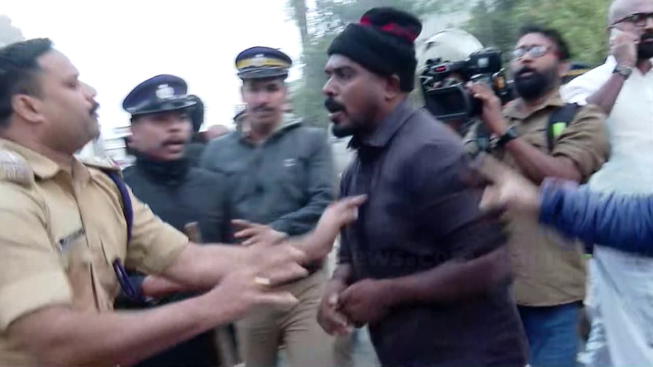 വയനാട് യുഡിഎഫ് ഹർത്താൽ: ലക്കിടിയിൽ സംഘർഷം; കോൺഗ്രസ് പ്രവർത്തകരെ പൊലീസ് കസ്റ്റഡിയിലെടുത്തു