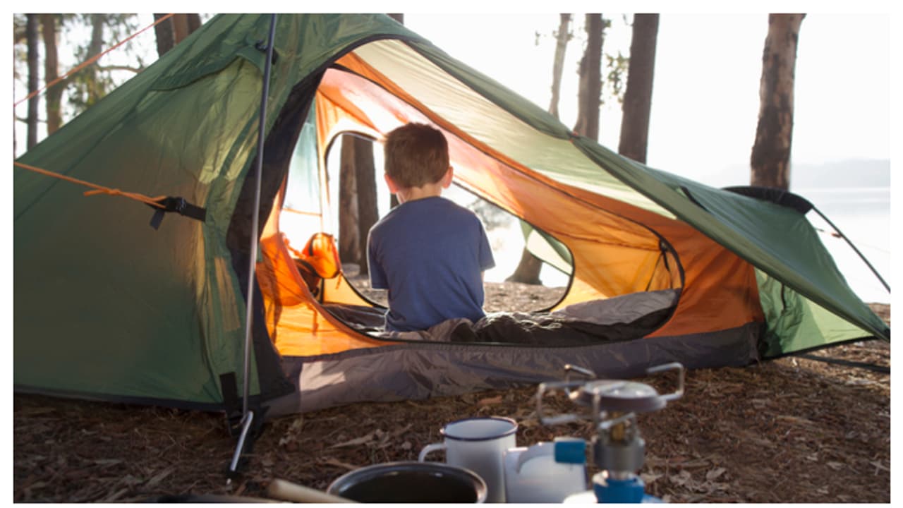 ജോലി തിരക്കിനിടയിൽ കുട്ടികളെ വളർത്താൻ കഷ്ടപ്പാട്, വീട് വിട്ട് ടെന്റിലേക്ക് താമസം മാറ്റി പിതാവ് ജോലി തിരക്കിനിടയിൽ കുട്ടികളെ വളർത്താൻ കഷ്ടപ്പാട്, വീട് വിട്ട് ടെന്റിലേക്ക് താമസം മാറ്റി പിതാവ്