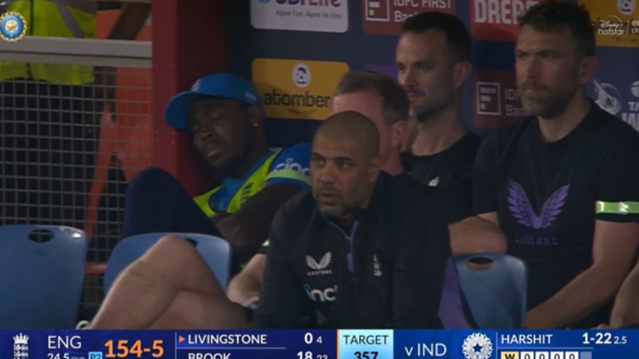 ഇംഗ്ലണ്ട് ബാറ്റിംഗ് തകർച്ചക്കിടെ ഡഗ് ഔട്ടിൽ ആർച്ചർക്ക് സുഖനിദ്ര, വിമർശനവുമായി രവി ശാസ്ത്രിയും പീറ്റേഴ്സനും