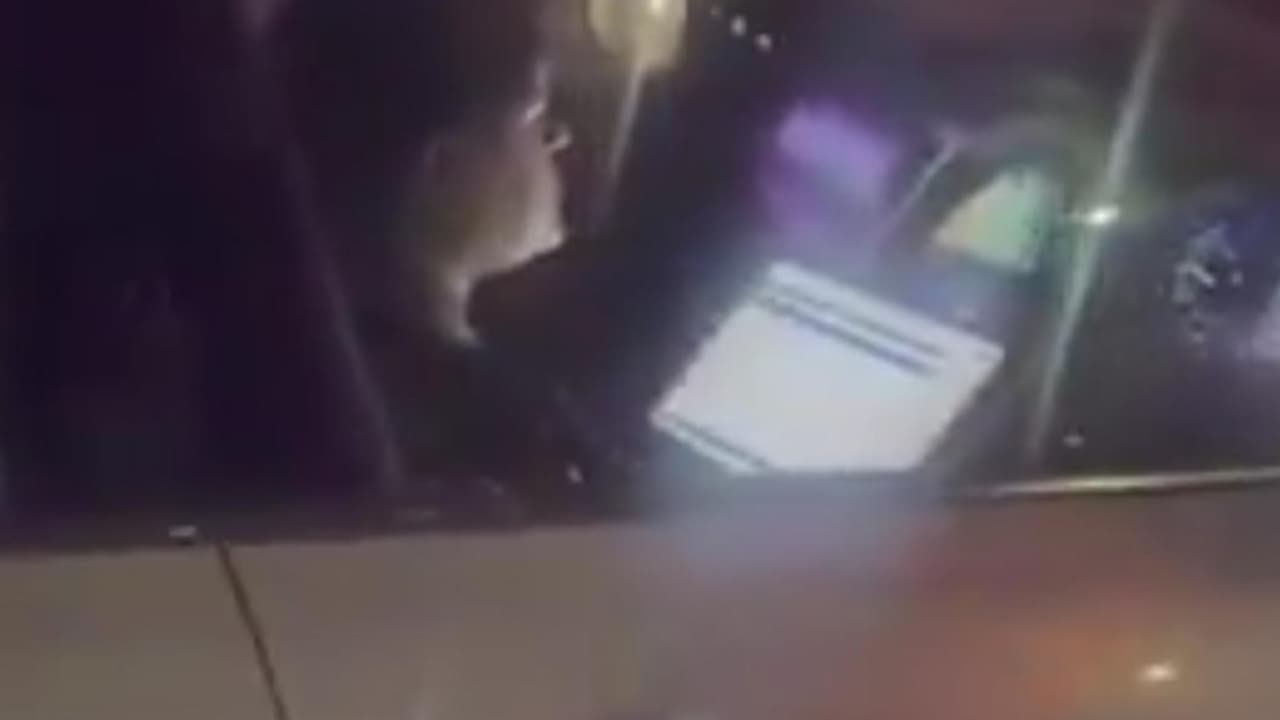 ഡ്രൈവിങ്ങിനിടെ ഓഫീസ് ജോലി; ഐ ടി ജീവനക്കാരിക്ക് പിഴ, 'വർക്ക് ഫ്രം കാർ' വേണ്ടെന്ന് പൊലീസ് ഡ്രൈവിങ്ങിനിടെ ഓഫീസ് ജോലി; ഐ ടി ജീവനക്കാരിക്ക് പിഴ, 'വർക്ക് ഫ്രം കാർ' വേണ്ടെന്ന് പൊലീസ്