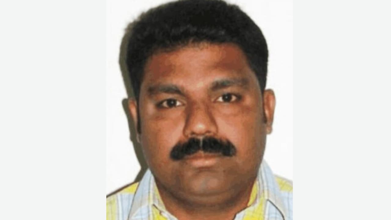 വാഹനമോടിക്കുന്നതിനിടെ മലയാളി ഉംറ തീർഥാടകർ സഞ്ചരിച്ച ബസിന്റെ ഡ്രൈവർ കുഴഞ്ഞുവീണു മരിച്ചു, ഒഴിവായത് വൻ അപകടം വാഹനമോടിക്കുന്നതിനിടെ മലയാളി ഉംറ തീർഥാടകർ സഞ്ചരിച്ച ബസിന്റെ ഡ്രൈവർ കുഴഞ്ഞുവീണു മരിച്ചു, ഒഴിവായത് വൻ അപകടം